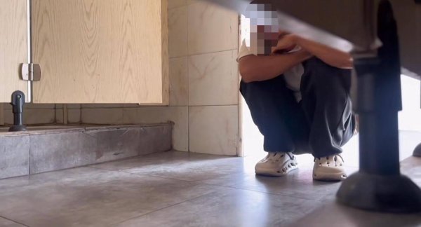 小散配资 河南信阳一女子在公厕被流浪汉偷窥，当事人称已解决，当地回应：系精神病患者